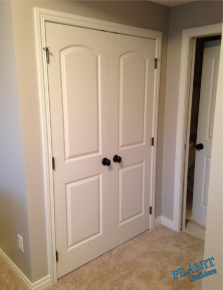 Basement - modern basement idea in Calgary