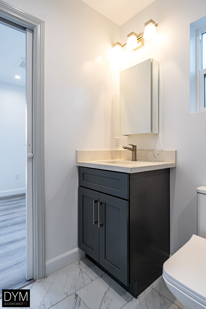 Идея дизайна: ванная комната среднего размера в современном стиле с фасадами в стиле шейкер, серыми фасадами, открытым душем, унитазом-моноблоком, белой плиткой, мраморной плиткой, белыми стенами, мраморным полом, душевой кабиной, накладной раковиной, мраморной столешницей, белым полом, открытым душем, белой столешницей, тумбой под одну раковину, встроенной тумбой, потолком с обоями и обоями на стенах