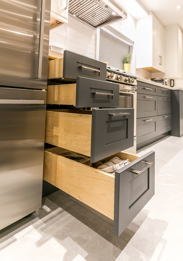 Transitional kitchen photo in Toronto