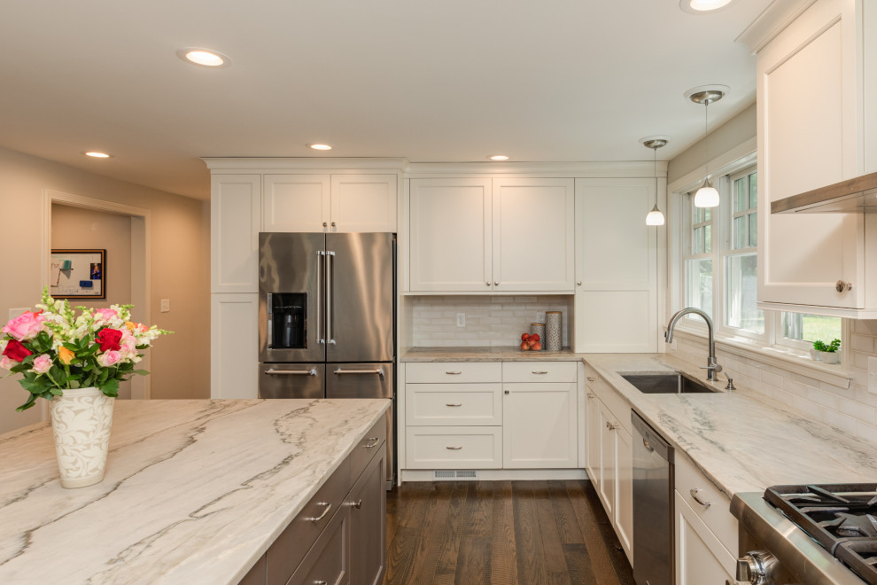 Kitchen - mid-sized transitional kitchen idea in Boston