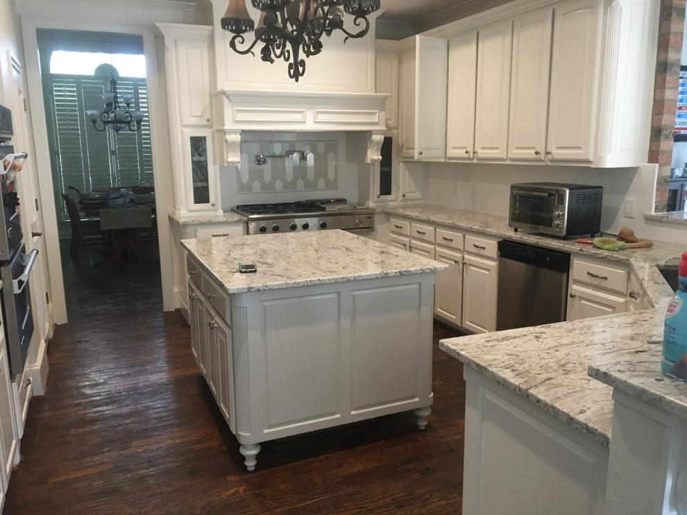 Kitchen - kitchen idea in Dallas