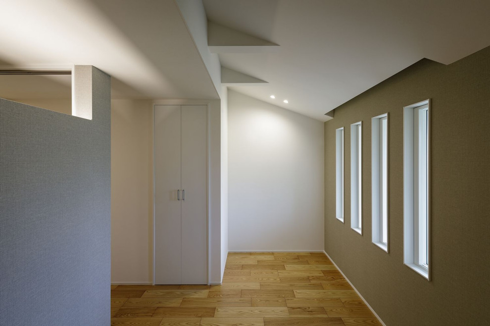 Idée de décoration pour une grande chambre parentale avec un mur blanc, parquet peint, un sol beige et du papier peint.