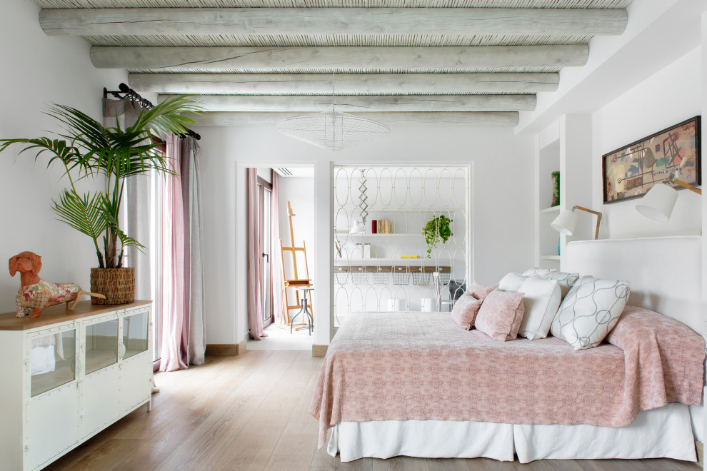 Foto di una camera da letto stile marinaro con pareti bianche, pavimento in legno massello medio, pavimento marrone, travi a vista e soffitto in legno
