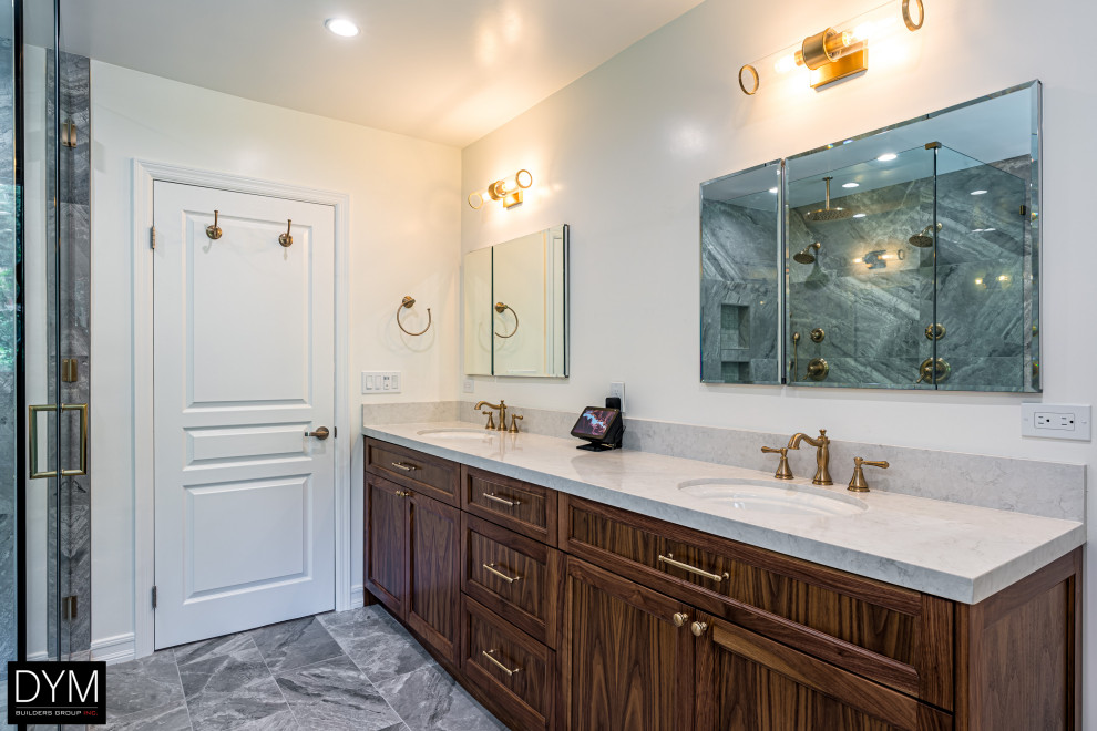 Пример оригинального дизайна: большая главная ванная комната в современном стиле с фасадами в стиле шейкер, темными деревянными фасадами, отдельно стоящей ванной, угловым душем, унитазом-моноблоком, серой плиткой, мраморной плиткой, белыми стенами, мраморным полом, накладной раковиной, мраморной столешницей, серым полом, душем с распашными дверями, белой столешницей, тумбой под две раковины, встроенной тумбой, потолком с обоями и обоями на стенах
