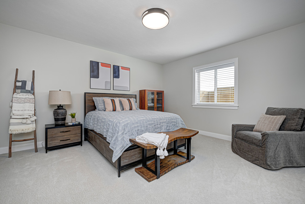 Mittelgroßes Landhausstil Gästezimmer mit grauer Wandfarbe, Teppichboden und grauem Boden in Indianapolis