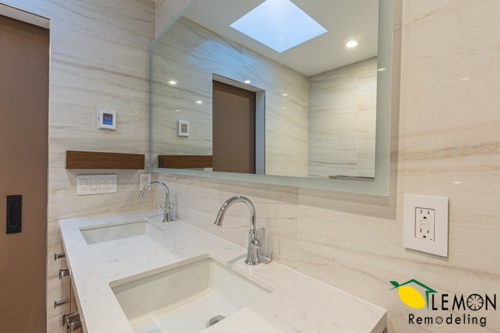 Exempel på ett modernt vit vitt en-suite badrum, med bruna skåp, ett platsbyggt badkar, vit kakel, keramikplattor, vita väggar, ett undermonterad handfat, marmorbänkskiva och dusch med gångjärnsdörr