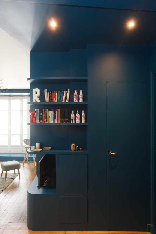 Exemple d'un petit vestibule tendance avec un mur bleu, parquet clair, une porte simple, une porte bleue et un plafond décaissé.
