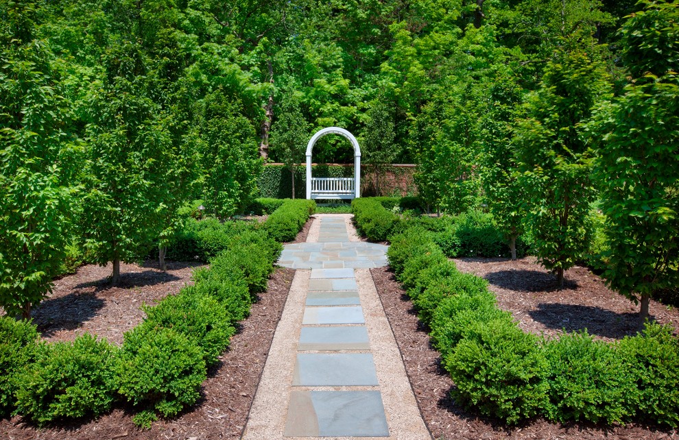 Design ideas for a traditional backyard garden in Columbus with natural stone pavers.