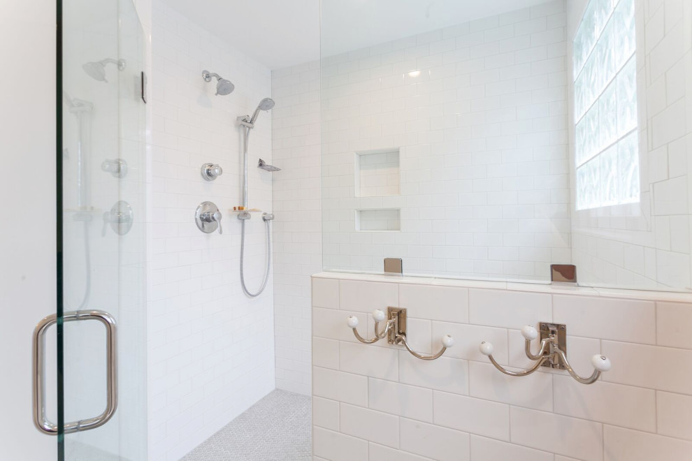 На фото: большая главная ванная комната в современном стиле с двойным душем, белой плиткой, плиткой кабанчик, белыми стенами, полом из керамогранита, серым полом и душем с распашными дверями с