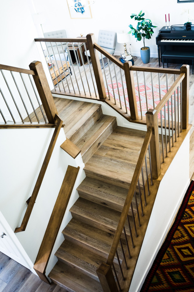 На фото: п-образная лестница среднего размера в стиле модернизм с крашенными деревянными ступенями, крашенными деревянными подступенками, перилами из смешанных материалов и деревянными стенами с
