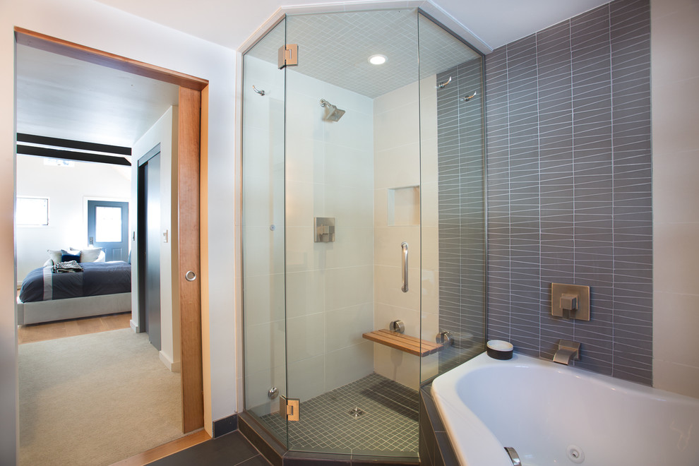 Example of a minimalist bathroom design in Denver