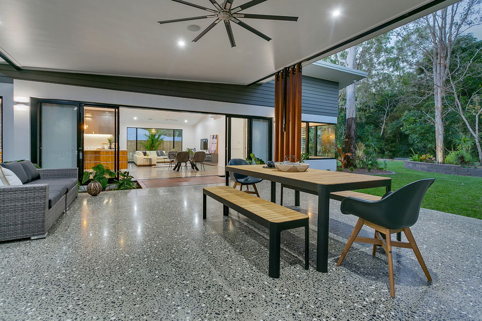 Design ideas for a contemporary patio in Cairns.