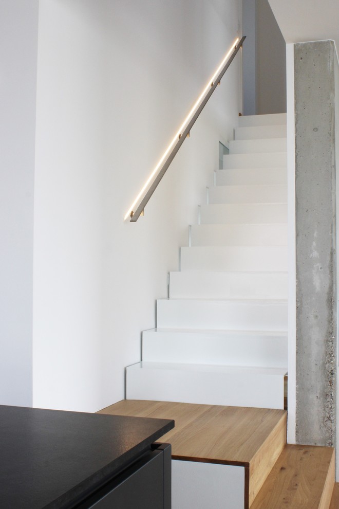 Gerade, Mittelgroße Moderne Metalltreppe mit Metall-Setzstufen in München