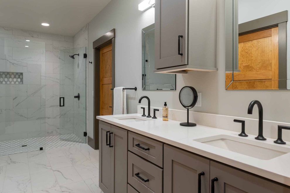 Home design - mid-sized transitional home design idea