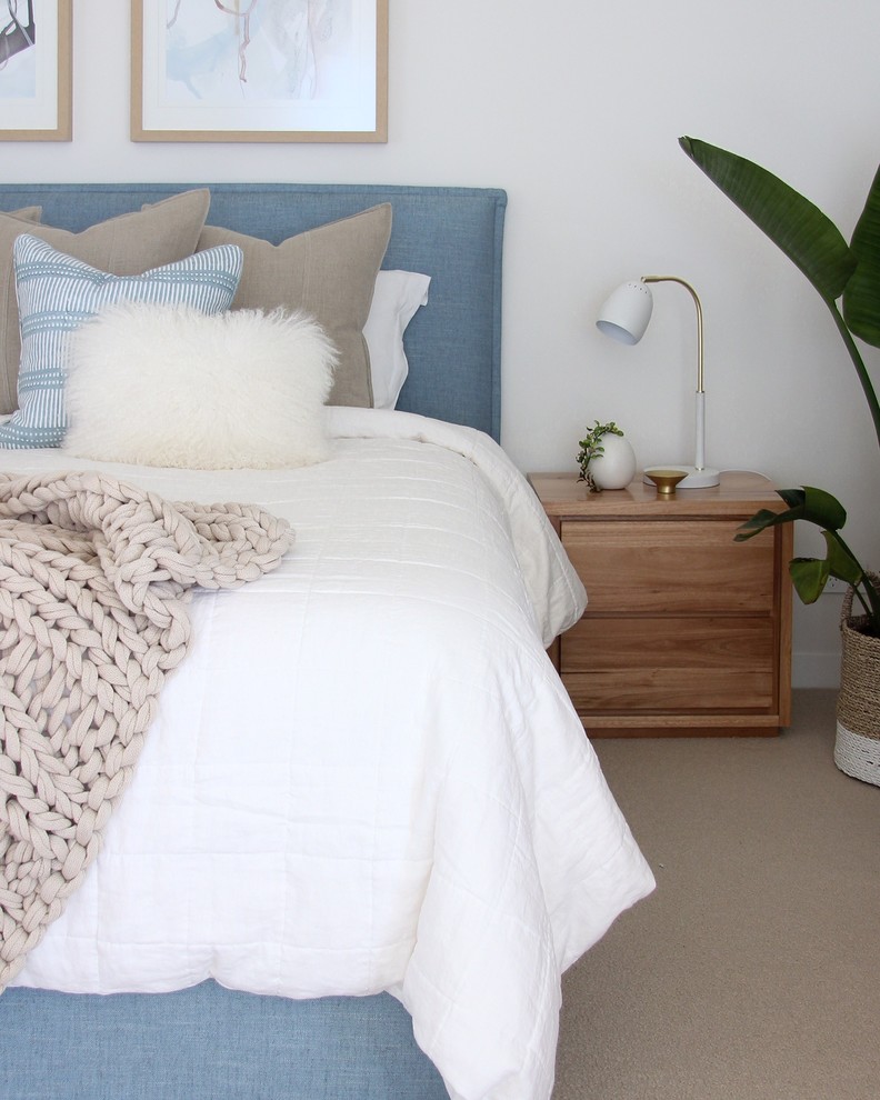 Beach style bedroom in Wollongong.