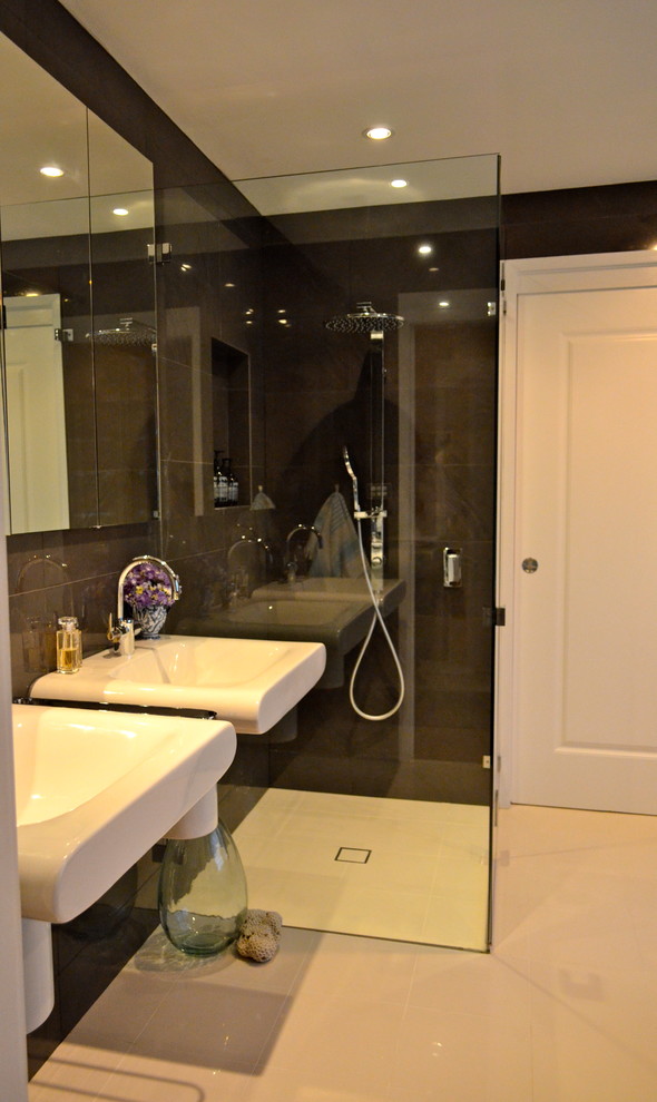 This is an example of a contemporary bathroom in Sydney.