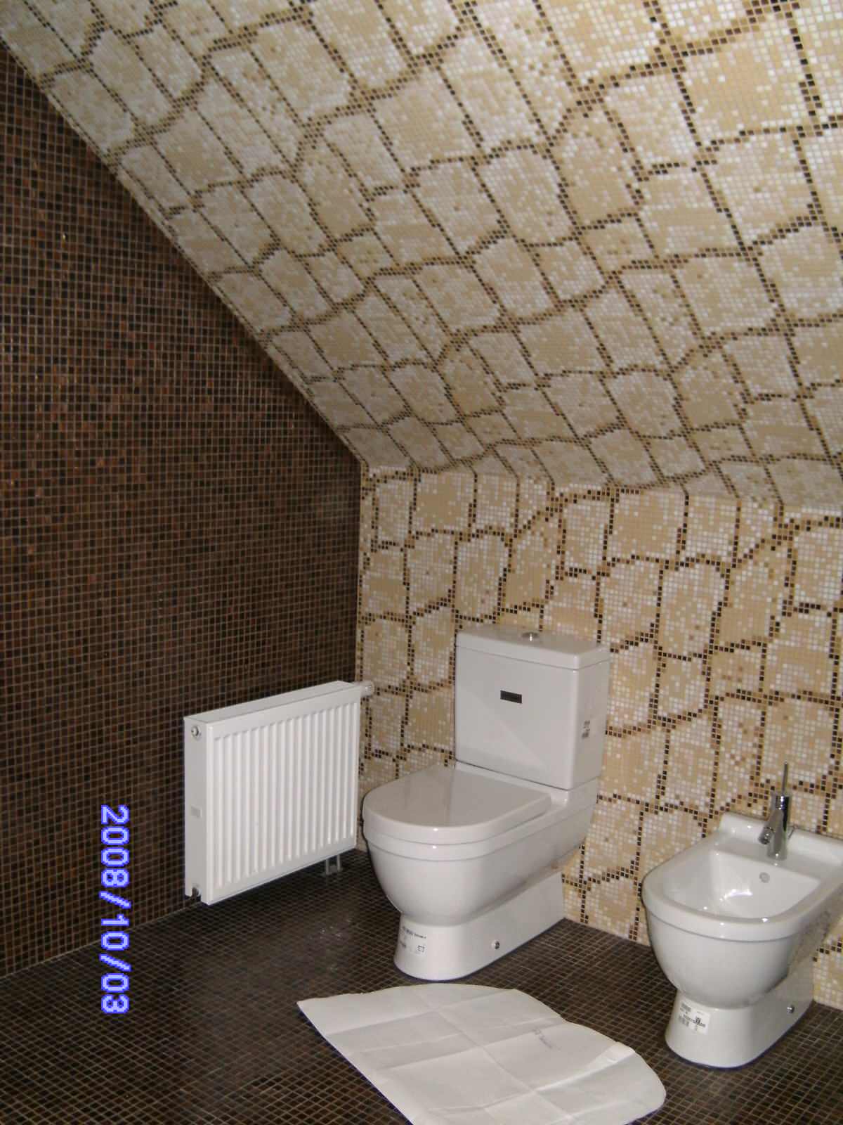 Мозаика и декоративное панно в санузле в частном доме