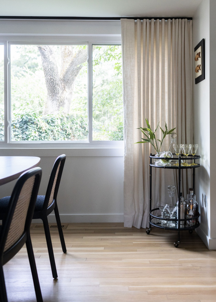 Inspiration pour une petite salle à manger ouverte sur la cuisine vintage avec un mur blanc, parquet clair et un sol beige.
