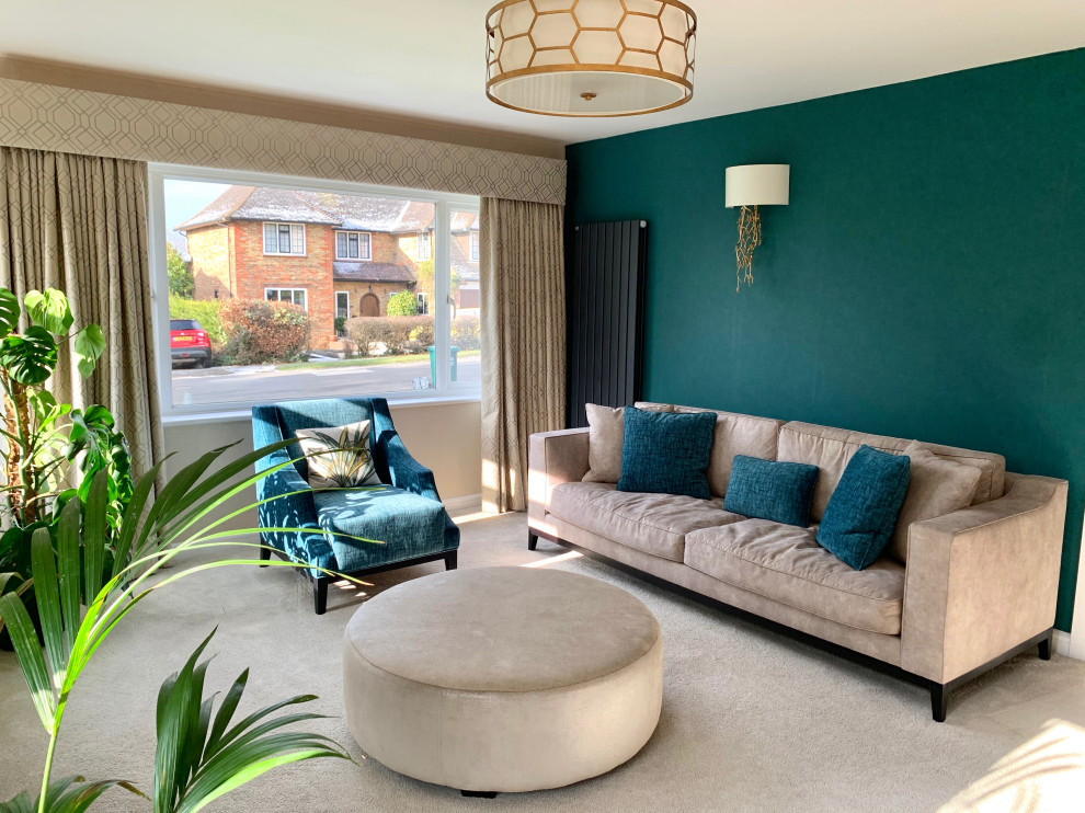 Großes, Repräsentatives, Abgetrenntes Modernes Wohnzimmer mit beiger Wandfarbe, Teppichboden, Hängekamin und TV-Wand in Hertfordshire