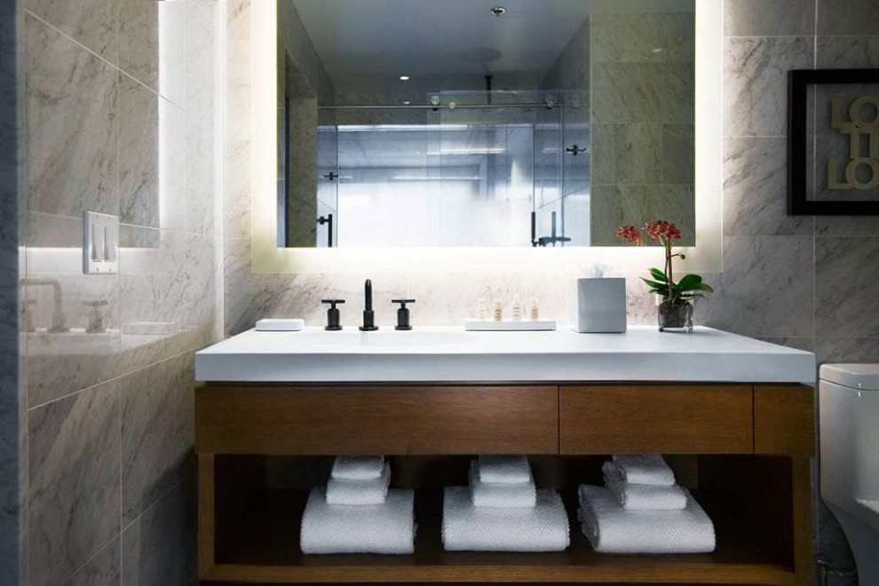 Пример оригинального дизайна: большая главная ванная комната со стиральной машиной в стиле модернизм с фасадами с выступающей филенкой, фасадами цвета дерева среднего тона, душем в нише, раздельным унитазом, разноцветной плиткой, керамической плиткой, разноцветными стенами, накладной раковиной, столешницей из искусственного камня, душем с раздвижными дверями, белой столешницей, тумбой под одну раковину и встроенной тумбой
