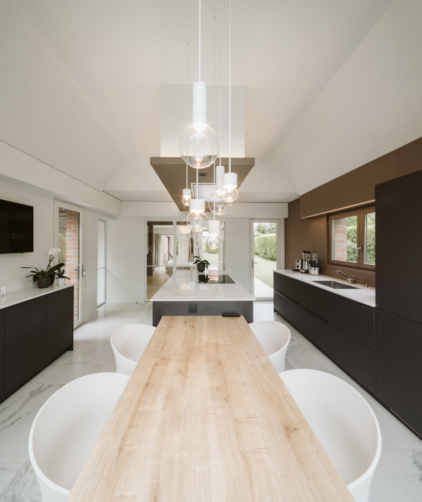 Esempio di una grande cucina design con lavello sottopiano, top in quarzite, paraspruzzi marrone, pavimento con piastrelle in ceramica, pavimento bianco e top bianco