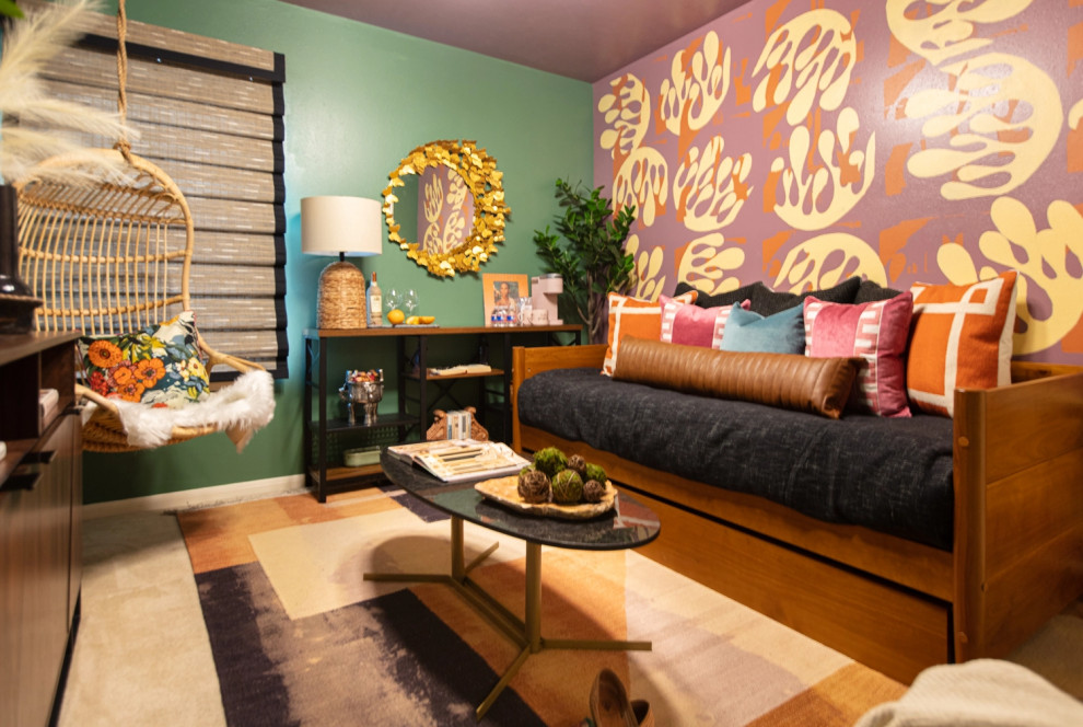 Exemple d'une petite chambre exotique avec un mur vert et un sol beige.