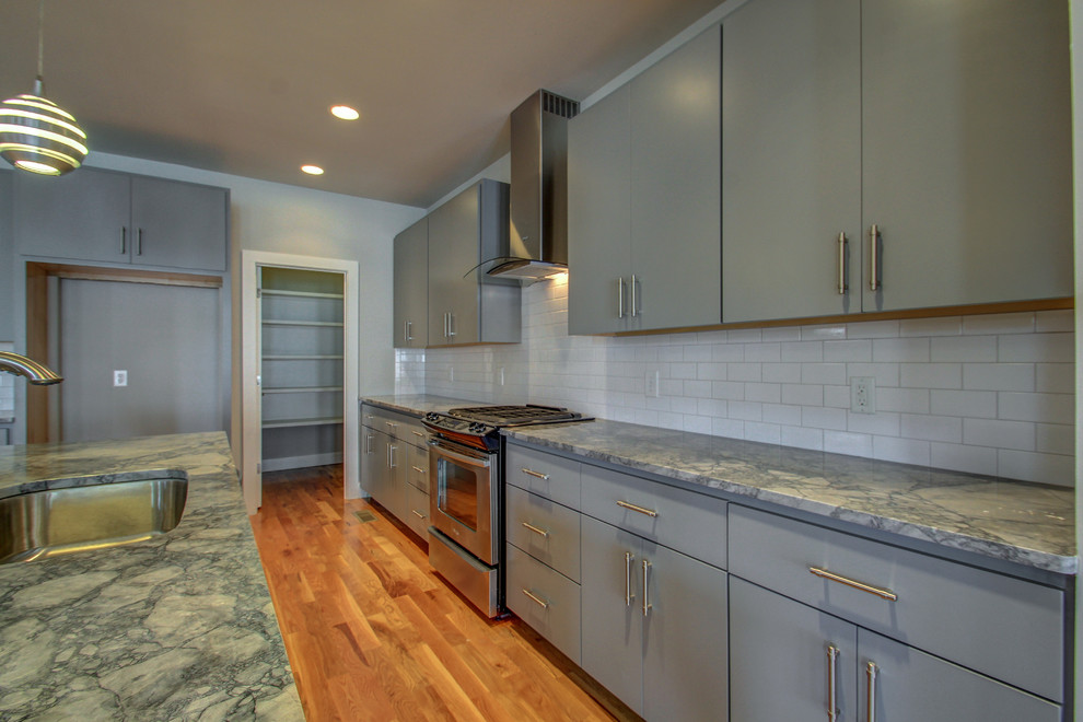 Transitional kitchen photo in Nashville