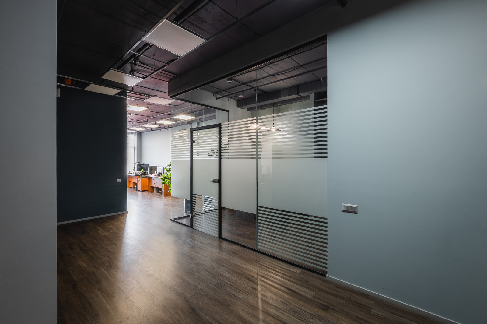 Комплексный проект со стеклянными перегородками