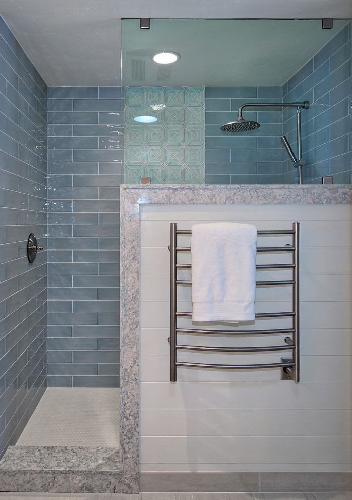Идея дизайна: главная ванная комната среднего размера в морском стиле с фасадами островного типа, синими фасадами, открытым душем, раздельным унитазом, синей плиткой, керамической плиткой, белыми стенами, полом из керамогранита, накладной раковиной, столешницей из искусственного кварца, серым полом, открытым душем и разноцветной столешницей