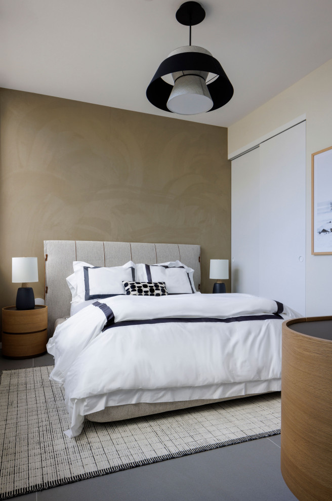 Idéer för ett litet modernt gästrum, med beige väggar, klinkergolv i porslin och grått golv