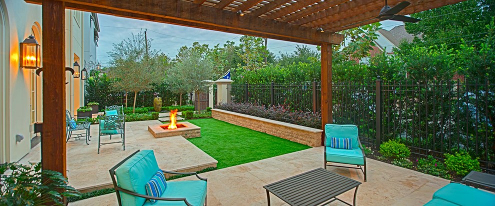 Design ideas for a modern front yard patio in Houston.