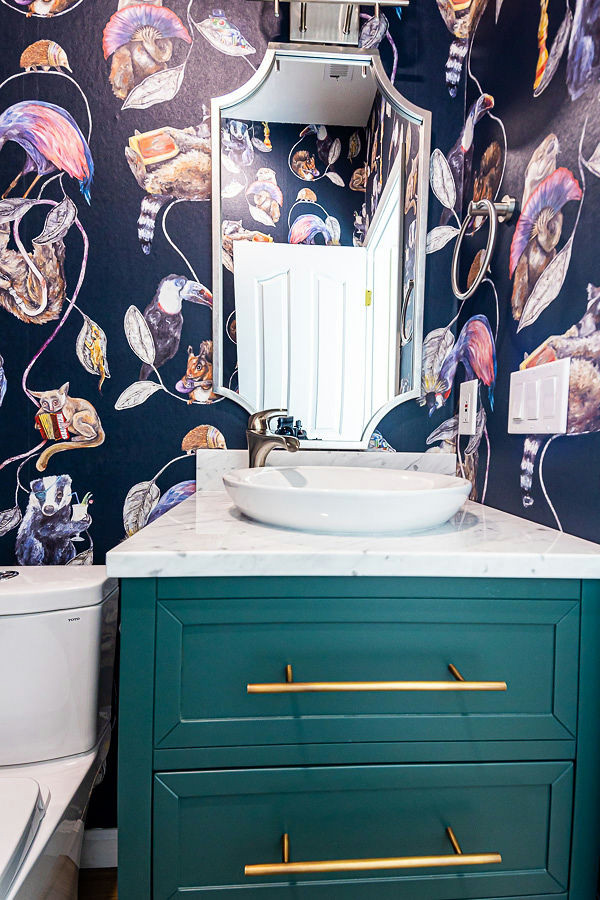 Klassisches Badezimmer mit blauen Schränken, schwarzen Fliesen, Falttür-Duschabtrennung, Einzelwaschbecken, freistehendem Waschtisch und Tapetenwänden in San Francisco