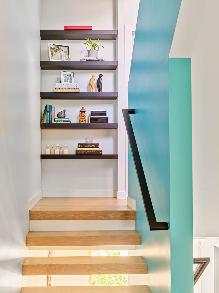 Kleine Moderne Holztreppe in U-Form mit offenen Setzstufen und Stahlgeländer in Vancouver