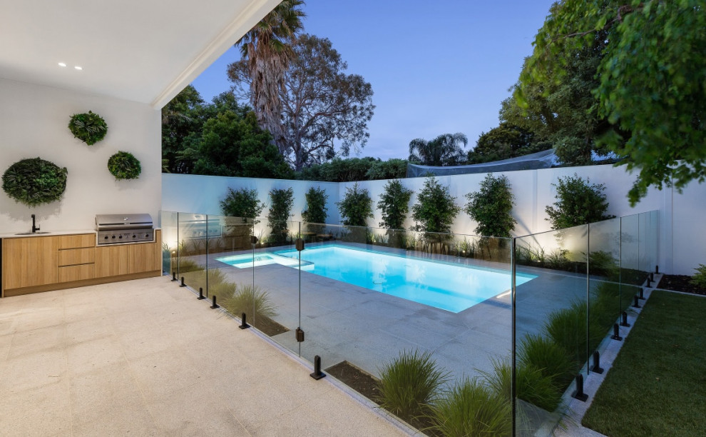 Esempio di una piscina naturale moderna dietro casa