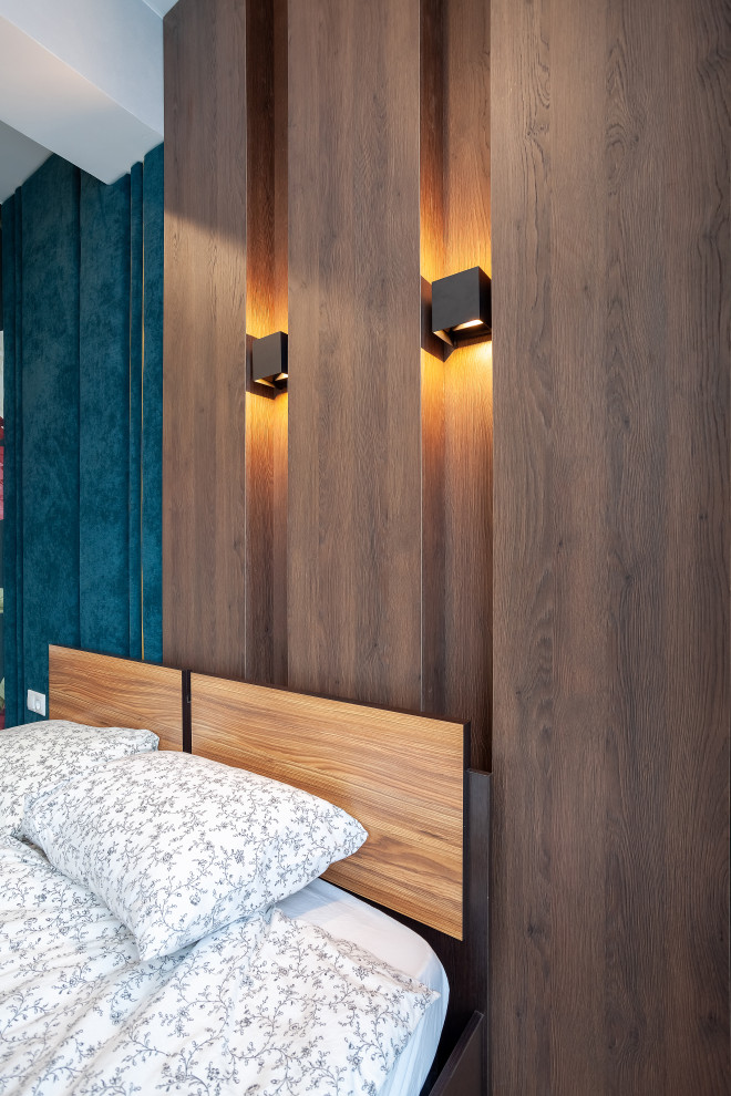 Рельефная конструкция из ЛДСП древесного цвета с установленной подсветкой