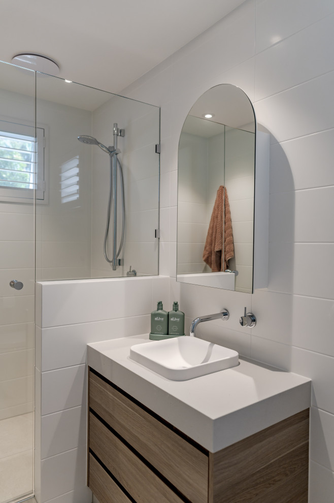 Idee per una stanza da bagno con doccia tradizionale di medie dimensioni con piastrelle in gres porcellanato, porta doccia a battente e mobile bagno incassato