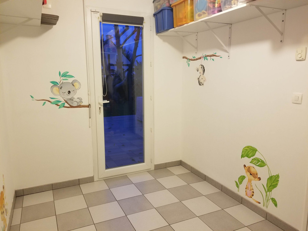 Chambre d'enfant?[Cette image montre chambre d'enfant With un sol en carrelage de céramique.]:[Cette image montre chambres d'enfant With un sol en carrelage de céramique.]