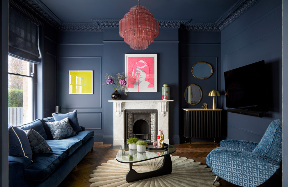 Exemple d'un grand salon tendance ouvert avec un mur bleu, parquet foncé, une cheminée standard, un manteau de cheminée en pierre, un téléviseur fixé au mur et un sol marron.