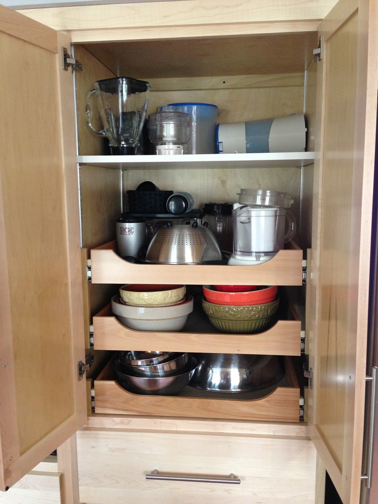 Small transitional u-shaped medium tone wood floor enclosed kitchen photo in Chicago with a double-bowl sink, shaker cabinets, light wood cabinets, quartzite countertops, stainless steel appliances and a peninsula