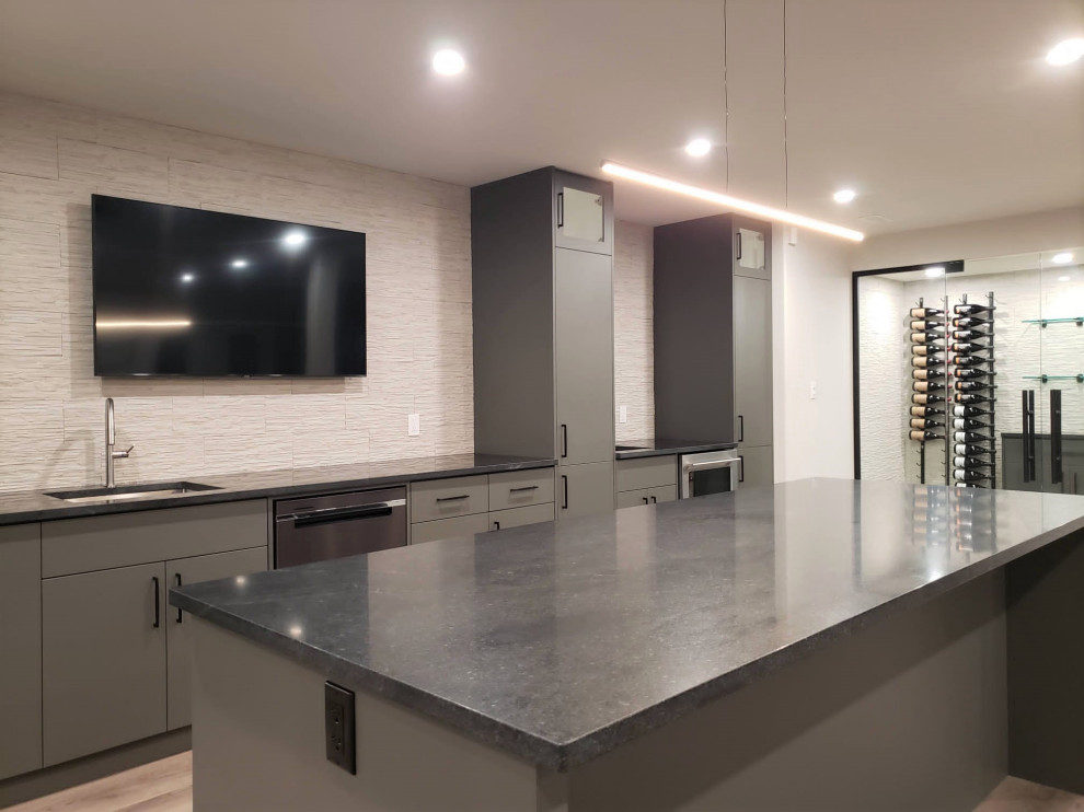 Transitional home design photo in Toronto