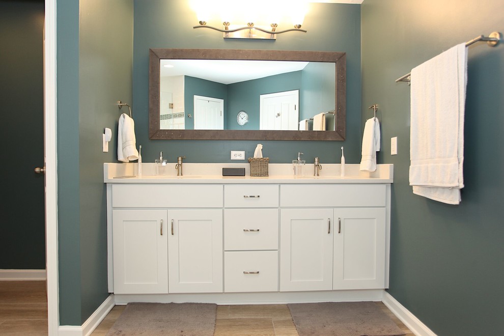 Transitional home design photo in Indianapolis
