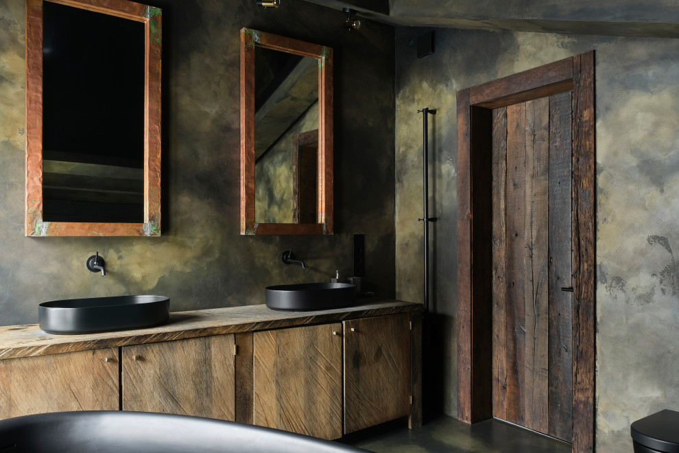 Пример оригинального дизайна: большая главная ванная комната в деревянном доме в стиле рустика с отдельно стоящей ванной, цементной плиткой, настольной раковиной, столешницей из дерева, тумбой под две раковины и напольной тумбой