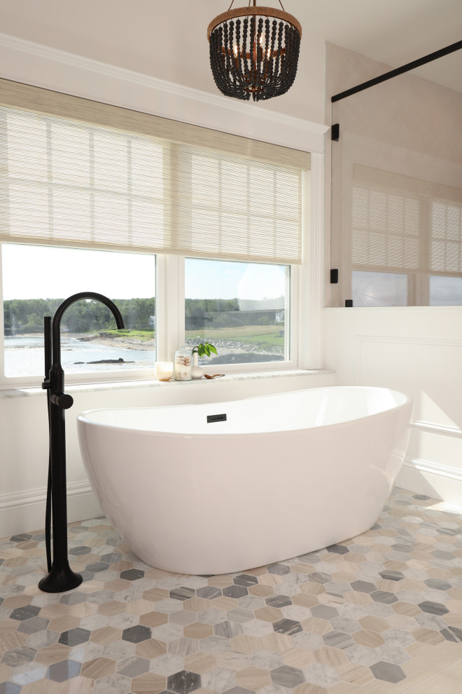 Idee per una grande stanza da bagno padronale stile marino con vasca freestanding, doccia doppia, pavimento in marmo, pavimento multicolore e porta doccia a battente