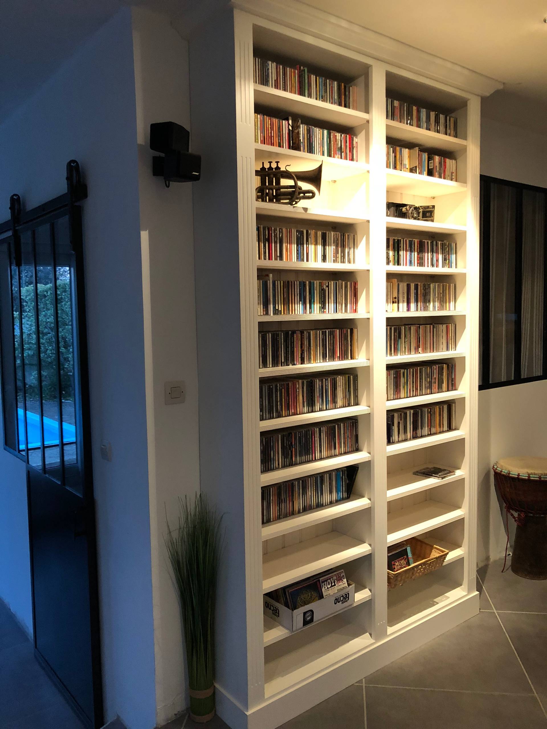 Bibliothèques sur-mesure en hêtre massif peint