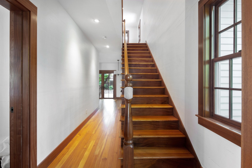 Стильный дизайн: большая прямая деревянная лестница в морском стиле с деревянными ступенями, деревянными перилами и деревянными стенами - последний тренд