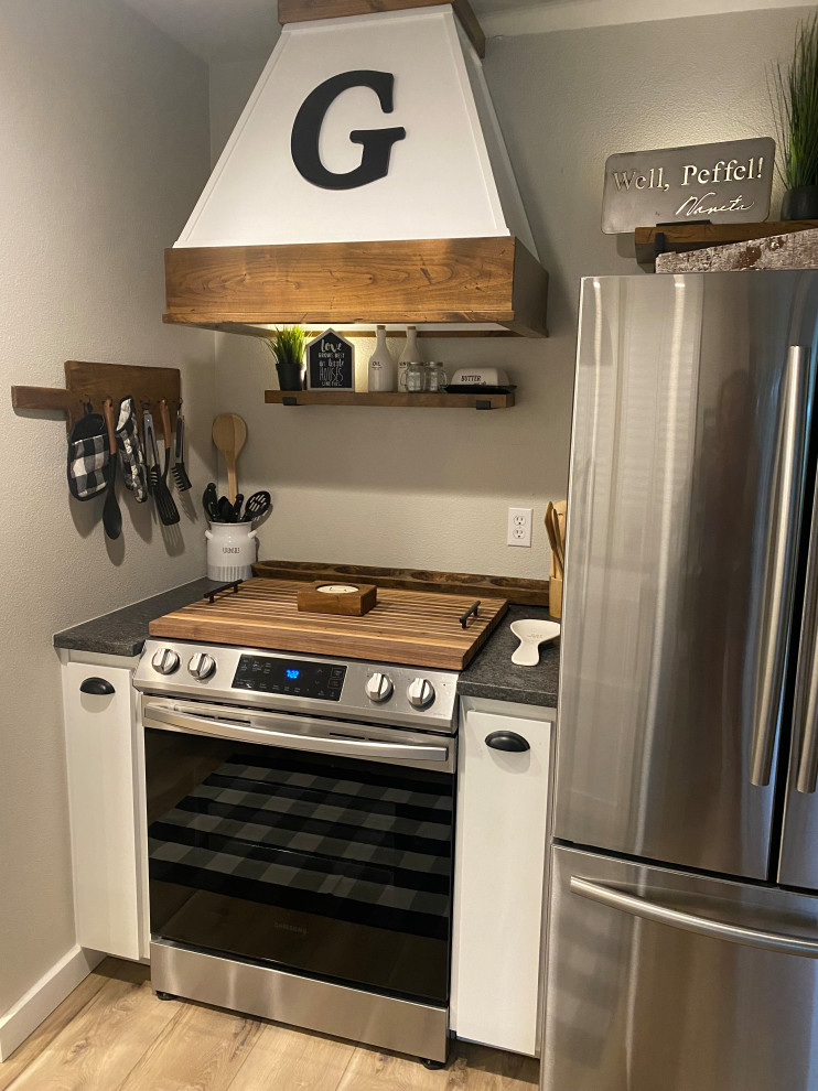 Kitchen - kitchen idea in Austin