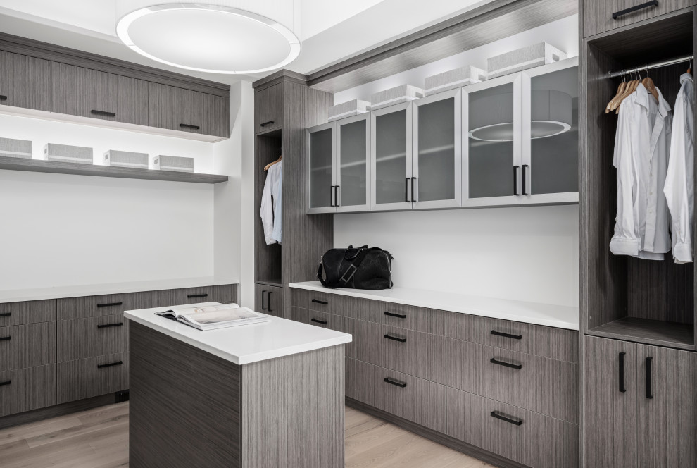 Идея дизайна: гардеробная комната среднего размера в стиле модернизм с плоскими фасадами, темными деревянными фасадами, светлым паркетным полом, коричневым полом и многоуровневым потолком для мужчин