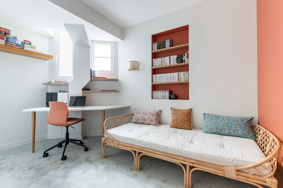 Modernes Arbeitszimmer mit weißer Wandfarbe, Teppichboden, Einbau-Schreibtisch und grauem Boden in Paris