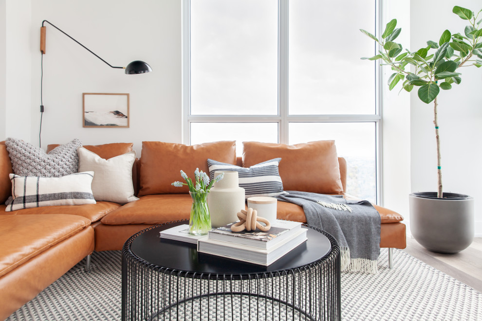 Idee per un soggiorno design di medie dimensioni e aperto con pareti bianche, pavimento in laminato e pavimento marrone