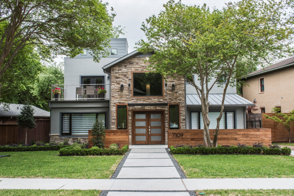 Zweistöckiges Modernes Einfamilienhaus mit Mix-Fassade, grauer Fassadenfarbe, Satteldach, Blechdach und grauem Dach in Dallas